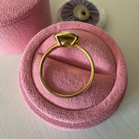 Lisa Eldridge Jewelry The Anderson Peridot 18k Gold Ring - Picture 3 of 5